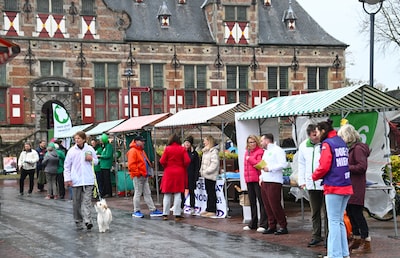 Flyers en aardappelen tussen de regenbuien in Zeeuwse campagne voor de Kamer