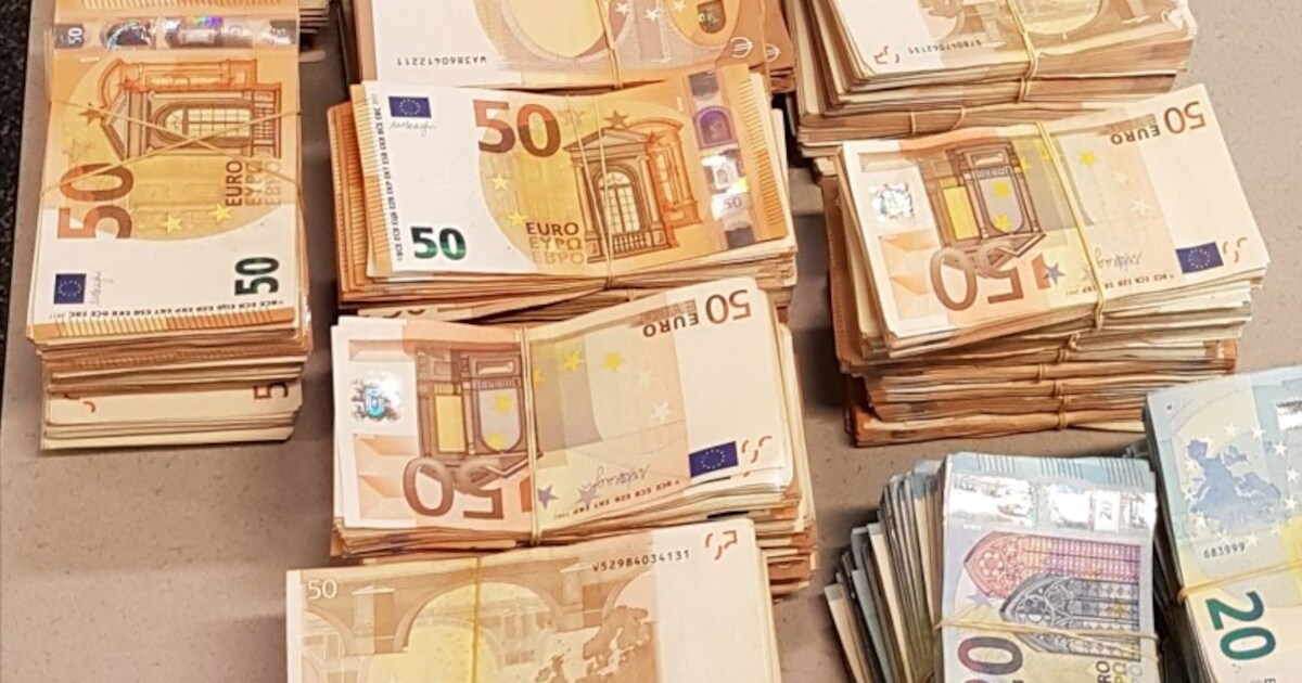 Politie vindt half miljoen euro in vakantiehuisje, man zegt dat hij het voor ‘vrienden’ bewaarde