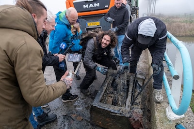 ‘I love the smell of a safe in the morning’: Bondi Treasure Hunter opent Zeeuwse kluis en kan niet meer stoppen met juichen