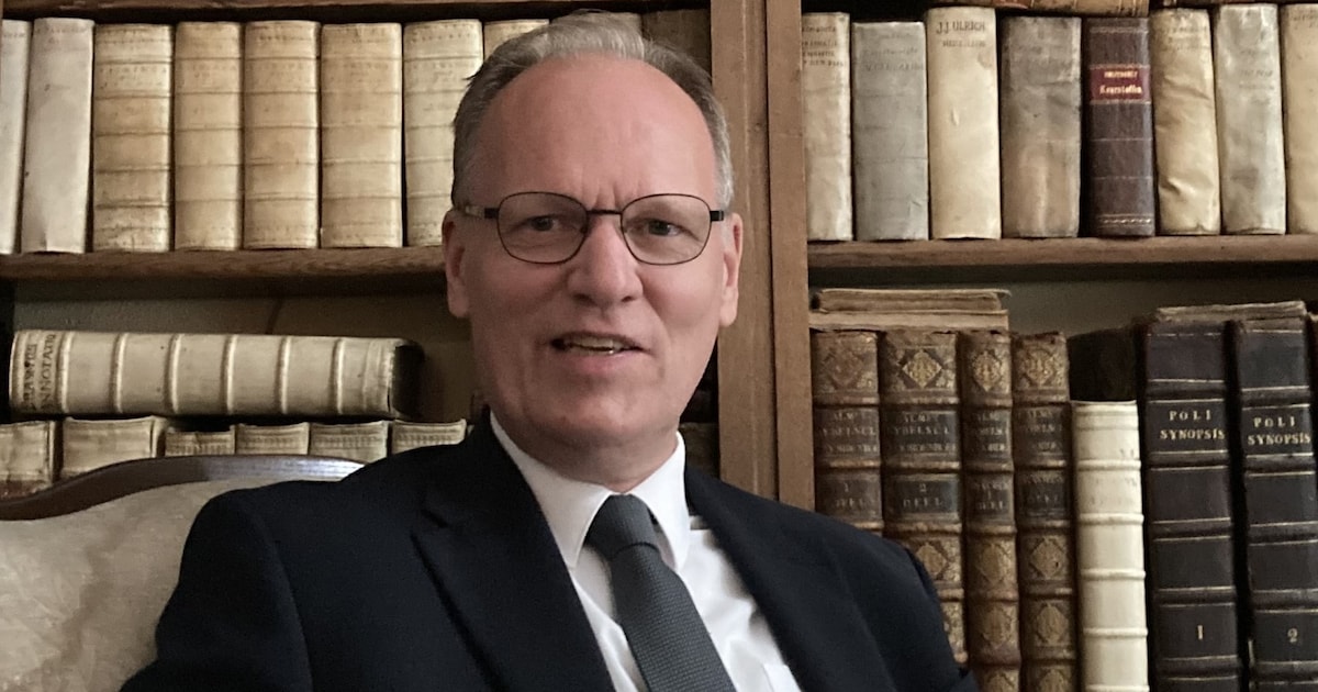 Taxateur Arie Molendijk taxeert oude boeken in Kasteel Woerden