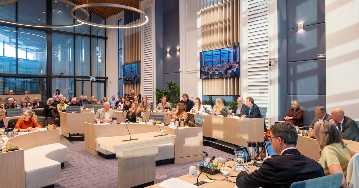 Burgemeester straalt in nieuwe hightech raadzaal: ‘We deden schietgebedjes dat de oude apparatuur he