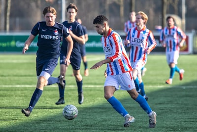 Dit zijn de uitslagen, doelpuntenmakers en wedstrijdverslagen van het amateurvoetbal op zondag